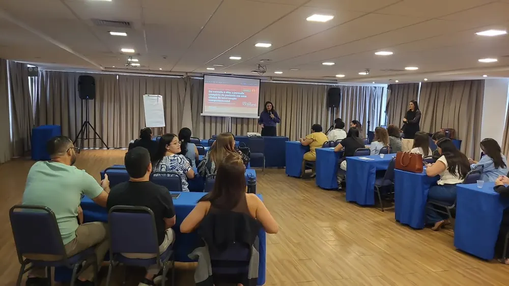 Dra. Liz Amaral conduzindo uma formação presencial para profissionais