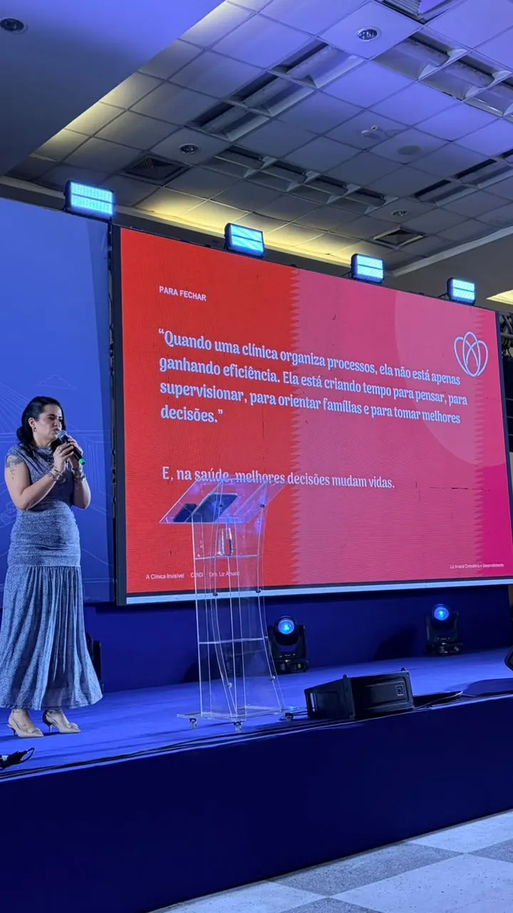 Dra. Liz Amaral apresentando em congresso